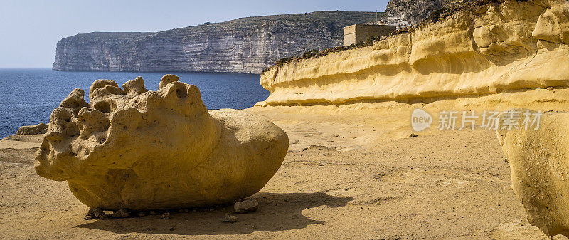 巨大的岩石，悬崖，石灰岩和盐田的“波浪”，附近的Xlendi塔，Ras il-Bajda, Xlendi, Gozo，马耳他